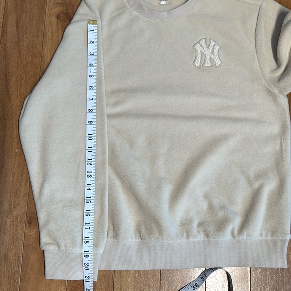 MLB Cream Sweatshirt with Ribbed Cuffs and Crew Neck - Picture 12 of 12